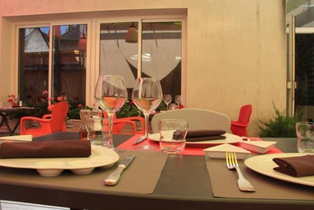 Logis Hotel De France Restaurant Le Lucullus Montmorillon Exterior foto